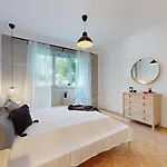 Modern 2 Bedroom Apt - Free Parking